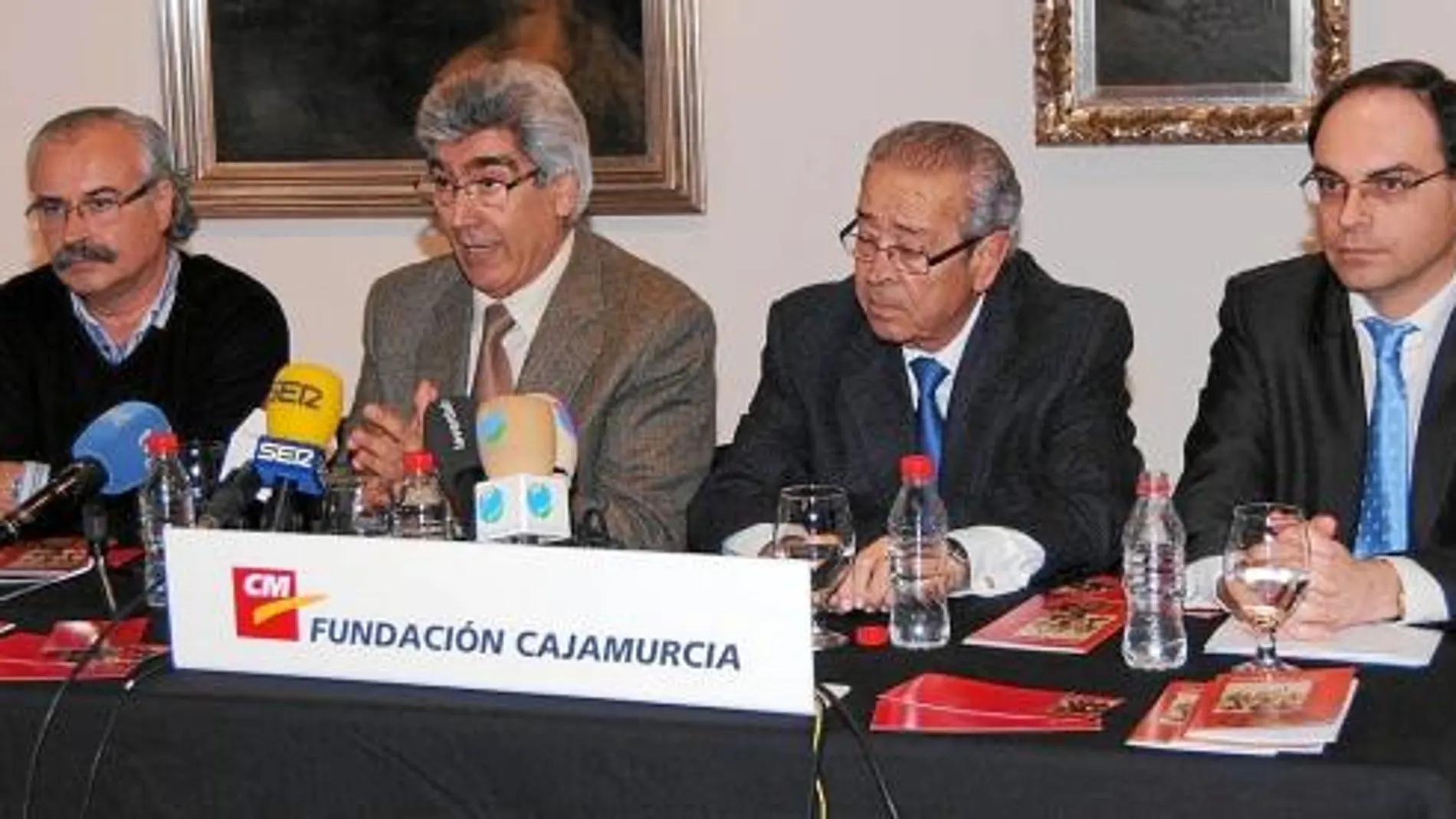 Juan Pérez Ferra, Martín Páez, Clemente García y Pascual Martínez en la presentación de «Una época de arte en la Fundación Antonio Campillo»