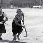 Grupo de jóvenes jugando al hockey