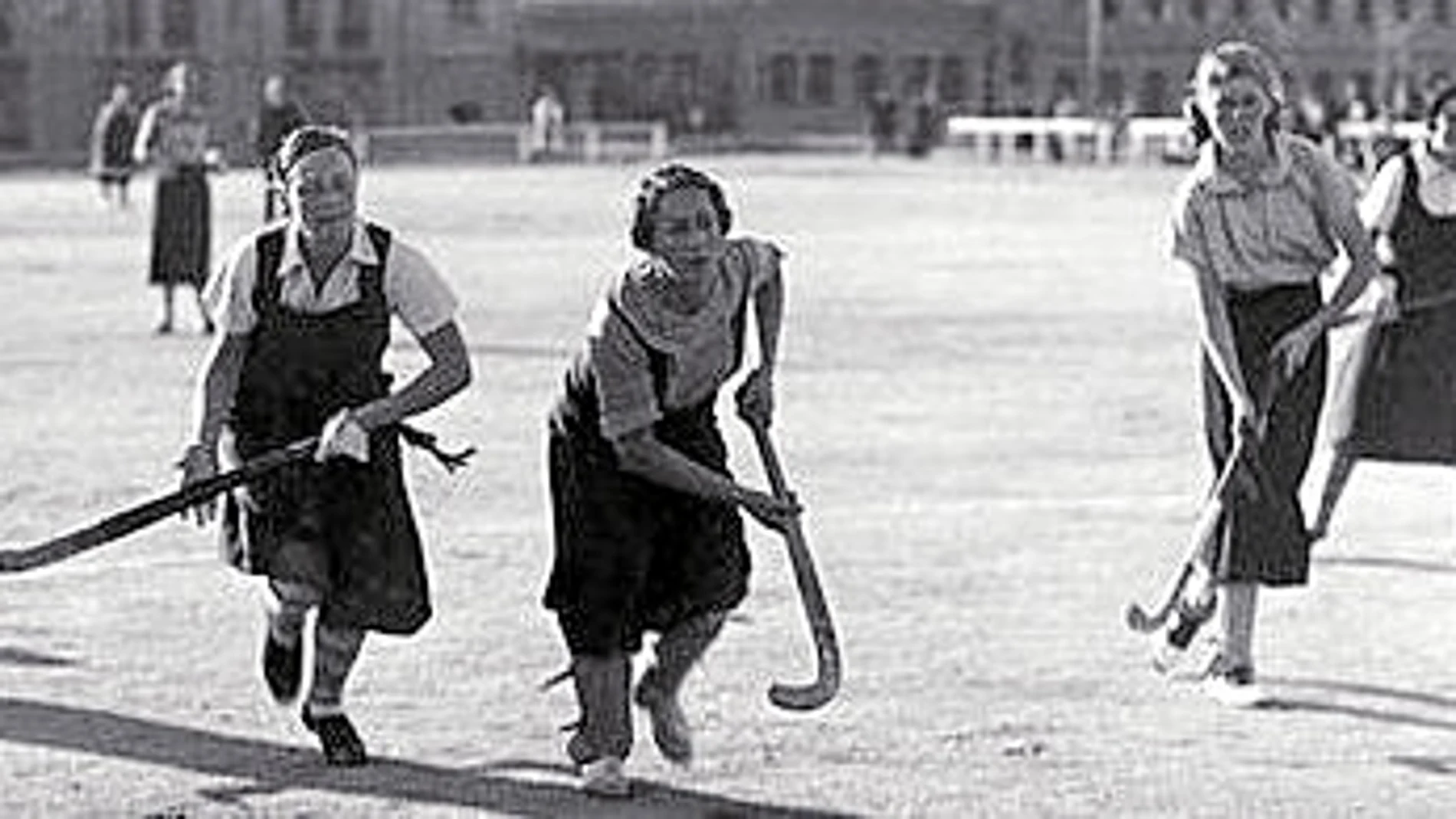Grupo de jóvenes jugando al hockey