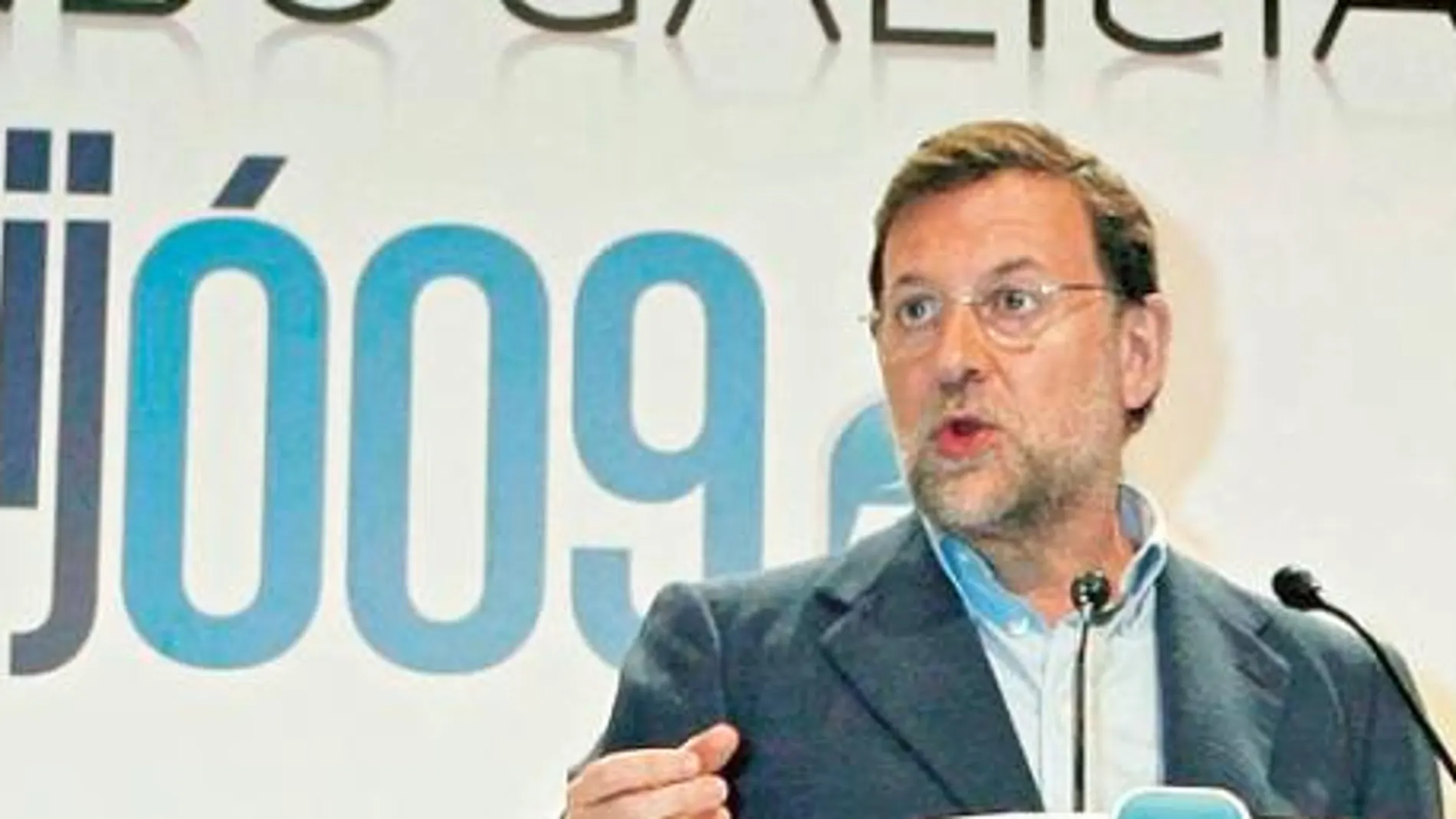 Rajoy exige la dimisión de la ministra «especialista en organizar caos»