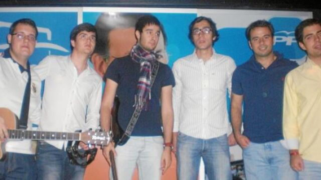 El secretario autonómico de Nuevas Generaciones del Partido Popular, Daniel Sobrados (2i), y Eduardo Carazo, junto a otros integrantes de la formación
