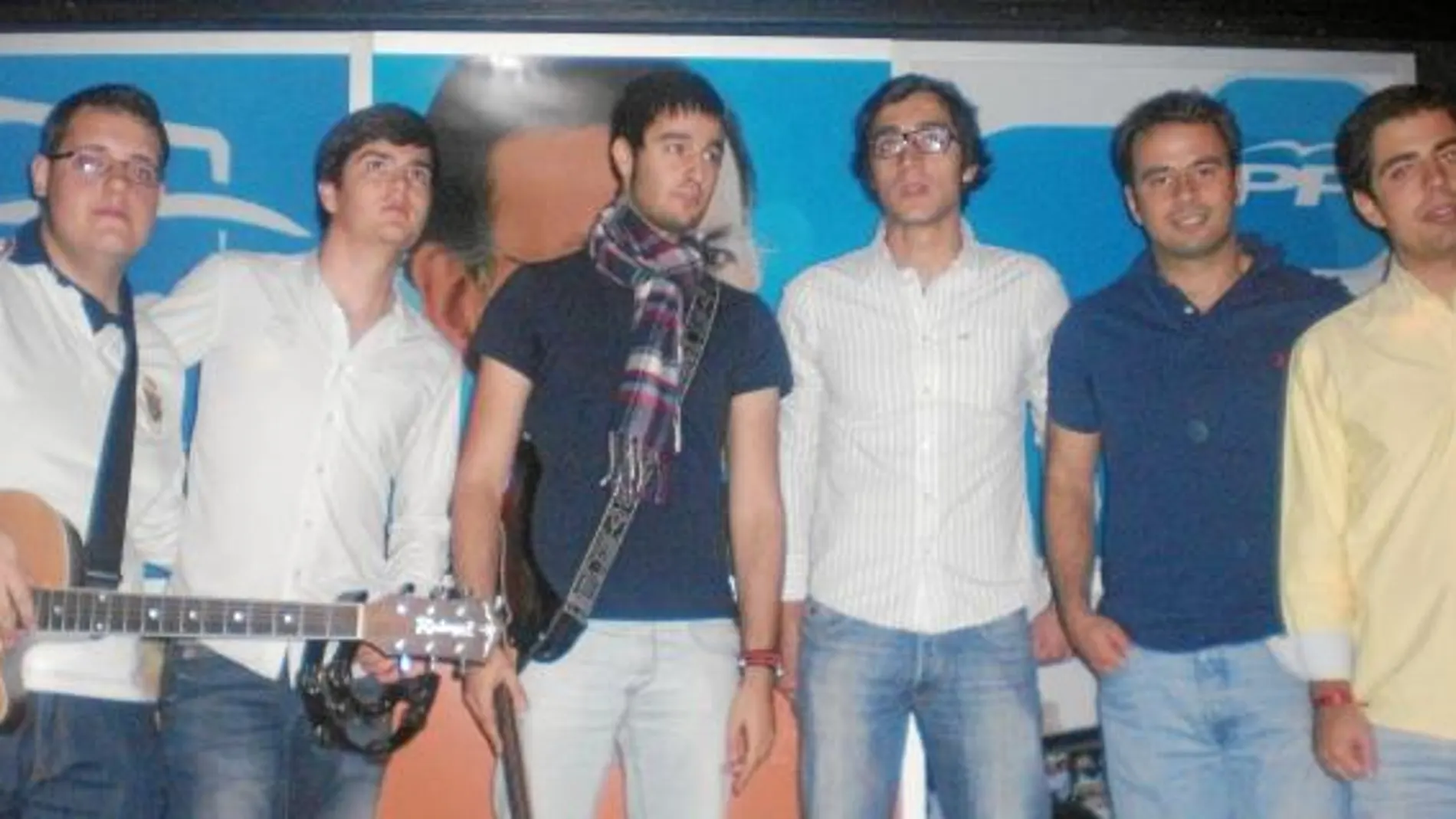 El secretario autonómico de Nuevas Generaciones del Partido Popular, Daniel Sobrados (2i), y Eduardo Carazo, junto a otros integrantes de la formación