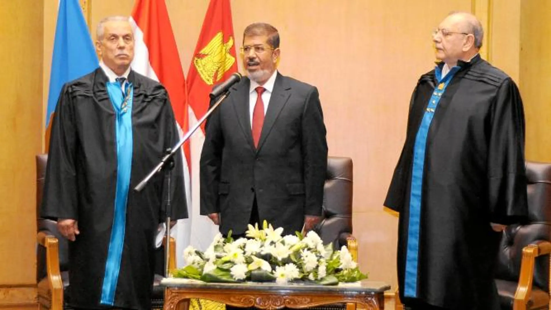 Mursi releva a los militares en el poder