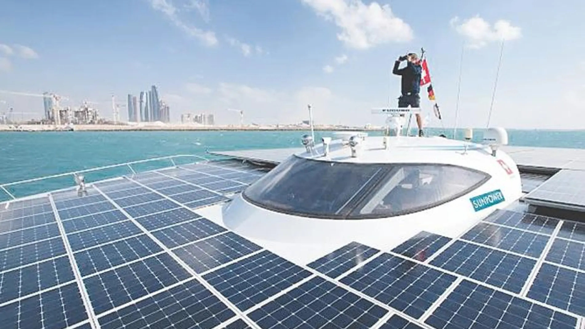 El catamarán solar termina su vuelta al mundo