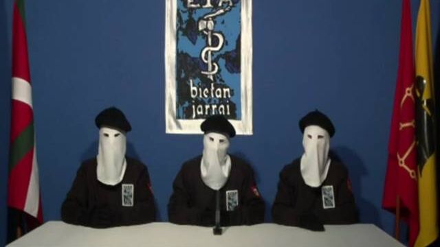 Imagen de los tres encapuchados que han hecho público el comunicado