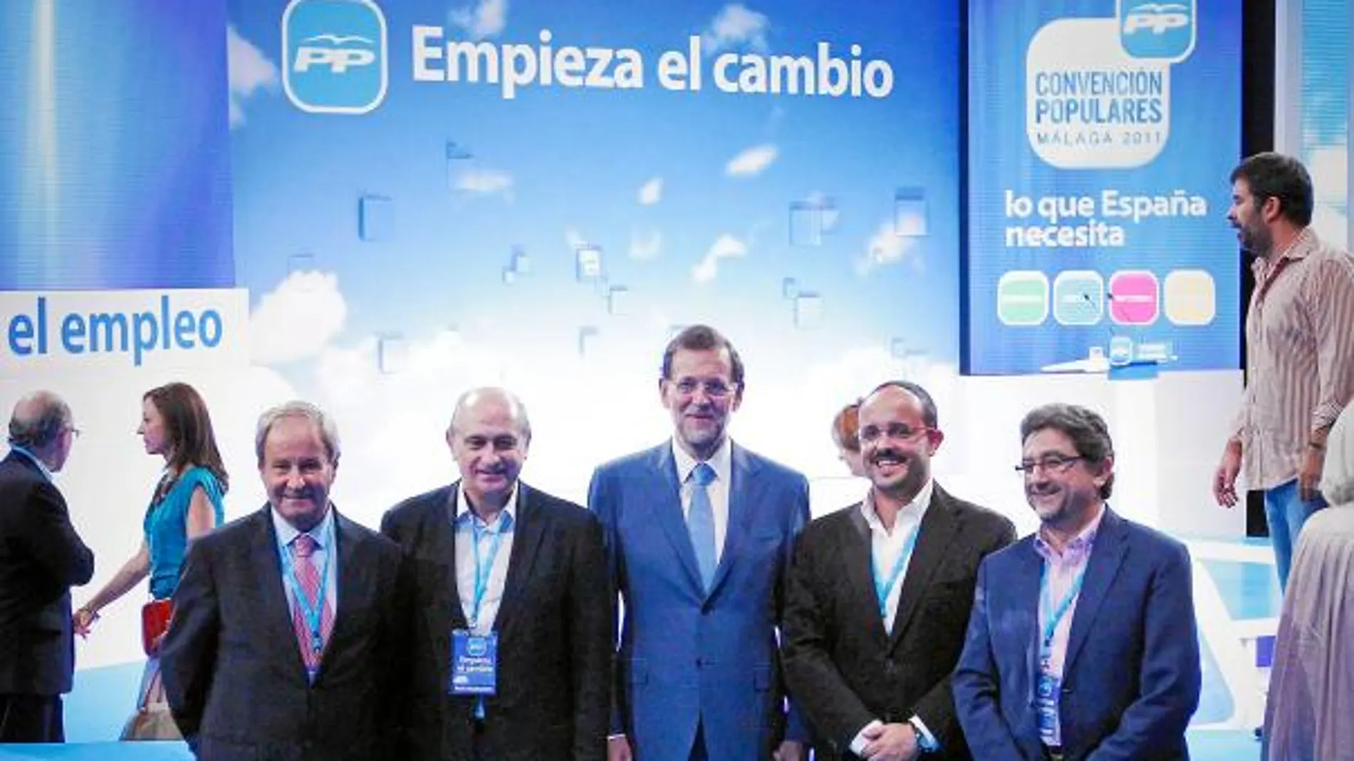 Rajoy, ayer en Málaga, junto a los cabezas de lista del PP en la provincias catalanas
