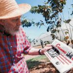 Castro sostiene entre sus manos un ejemplar del periódico oficial «Granma» del pasado viernes