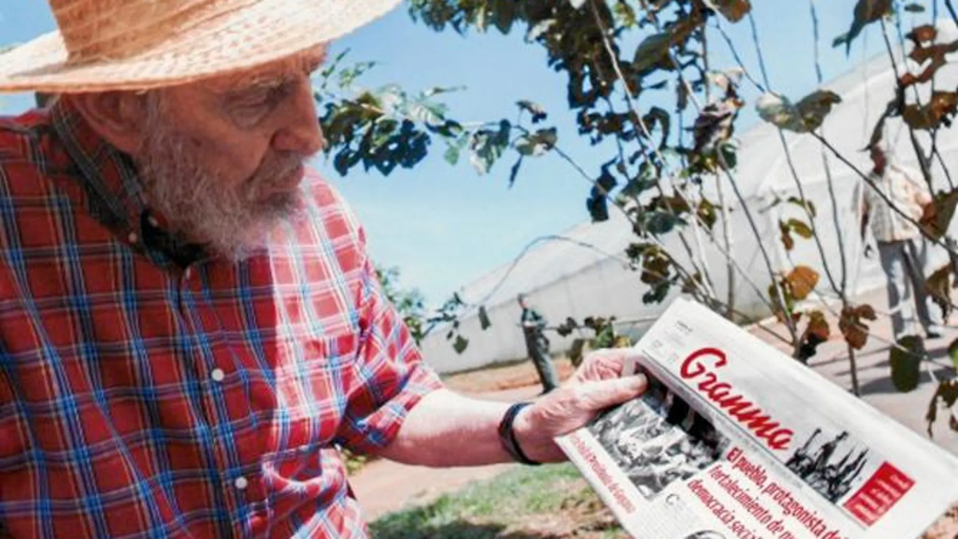 Castro sostiene entre sus manos un ejemplar del periódico oficial «Granma» del pasado viernes