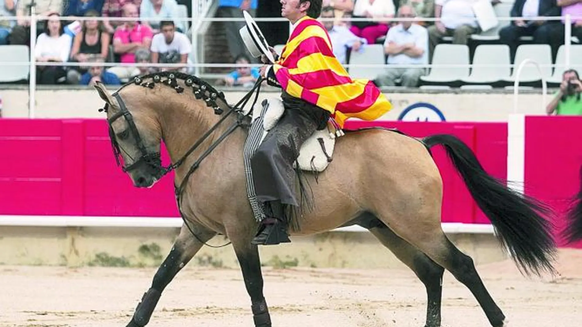 El sevillano hizo el paseíllo ataviado con la senyera en Barcelona