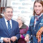 Ayer, el internacional Sergio Ramos acudió a las puertas del Ayuntamiento para entregar varios kilos de comida y recibir sus correspondientes pulseras conmemorativas del Banco de Alimentos