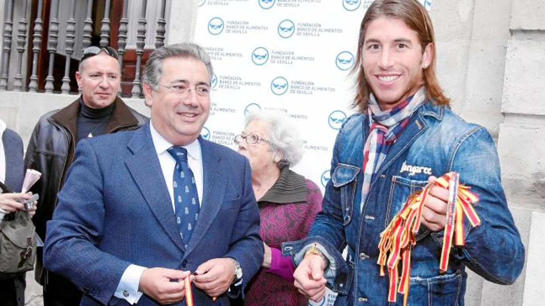 Ayer, el internacional Sergio Ramos acudió a las puertas del Ayuntamiento para entregar varios kilos de comida y recibir sus correspondientes pulseras conmemorativas del Banco de Alimentos