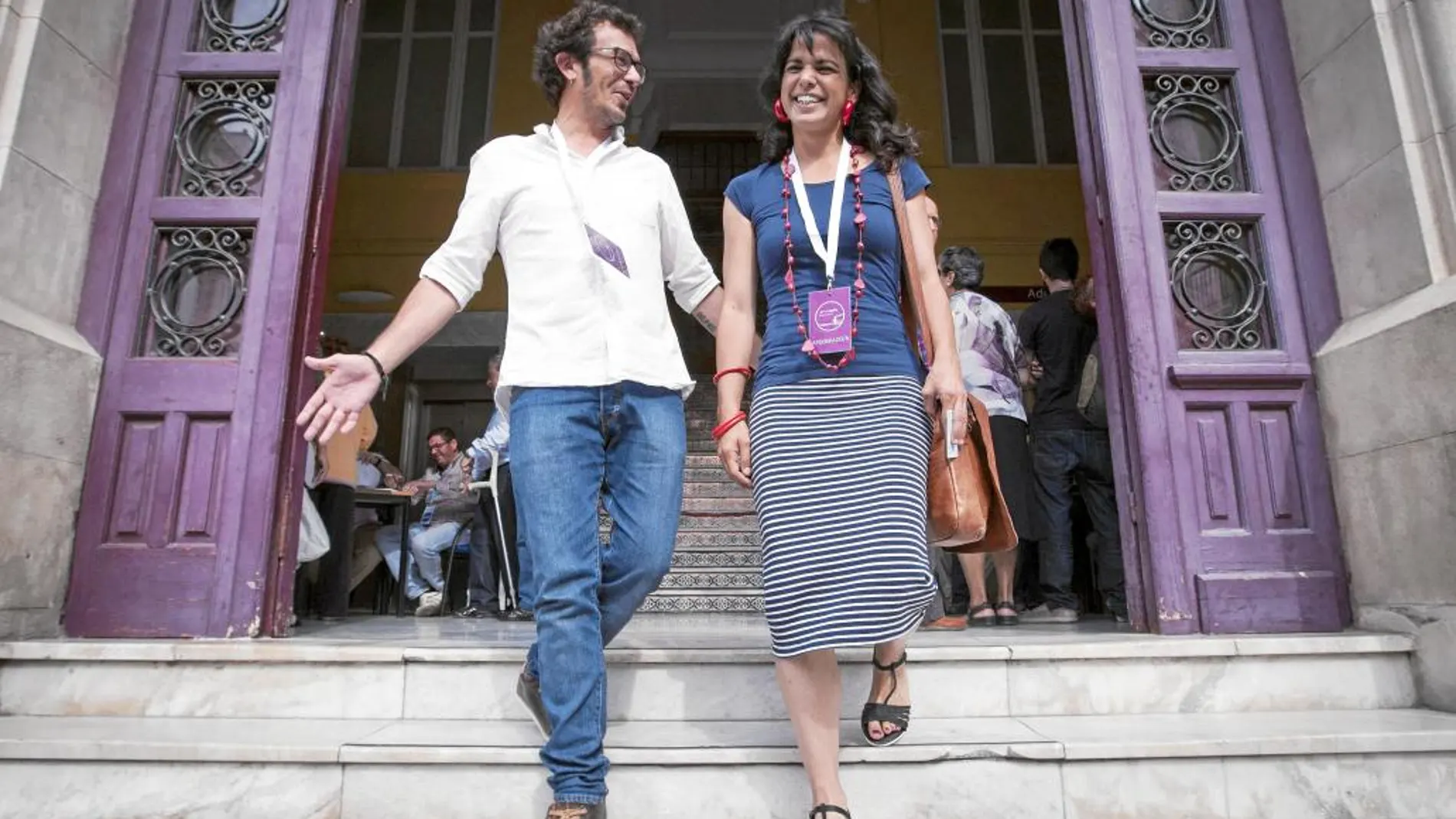 La secretaria general de Podemos en Andalucía, Teresa Rodríguez, acudió a votar con su novio José María González, el candidato de Podemos a la alcaldía