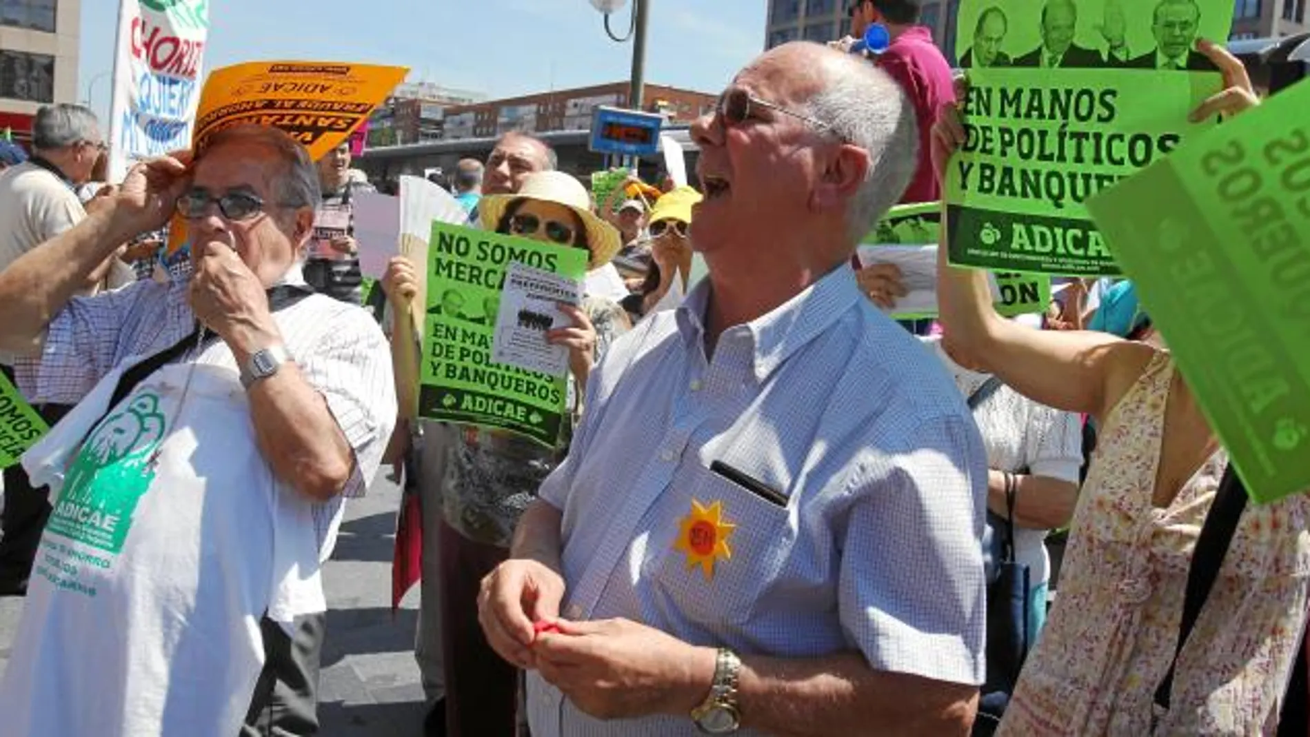 Afectados por las preferentes, durante una de las protestas contra las entidades
