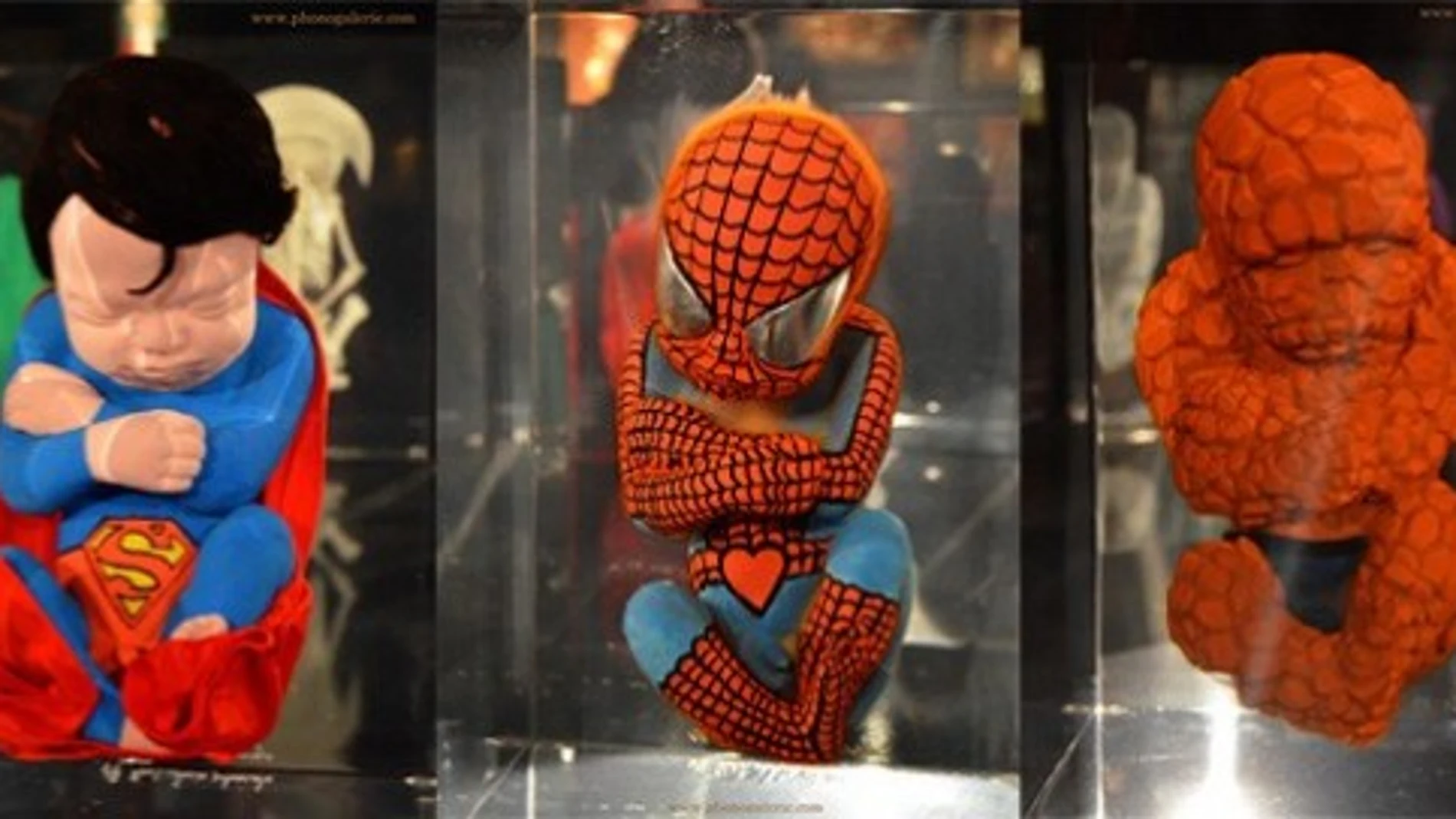 Una exposición convierte a los superhéroes en «superfetos»