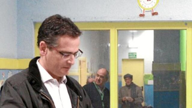 Basagoiti recoge la papeleta momentos antes de votar