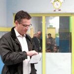 Basagoiti recoge la papeleta momentos antes de votar