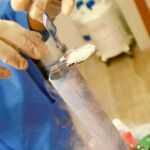La donante pasa por un ciclo de hormonación con inyecciones diarias