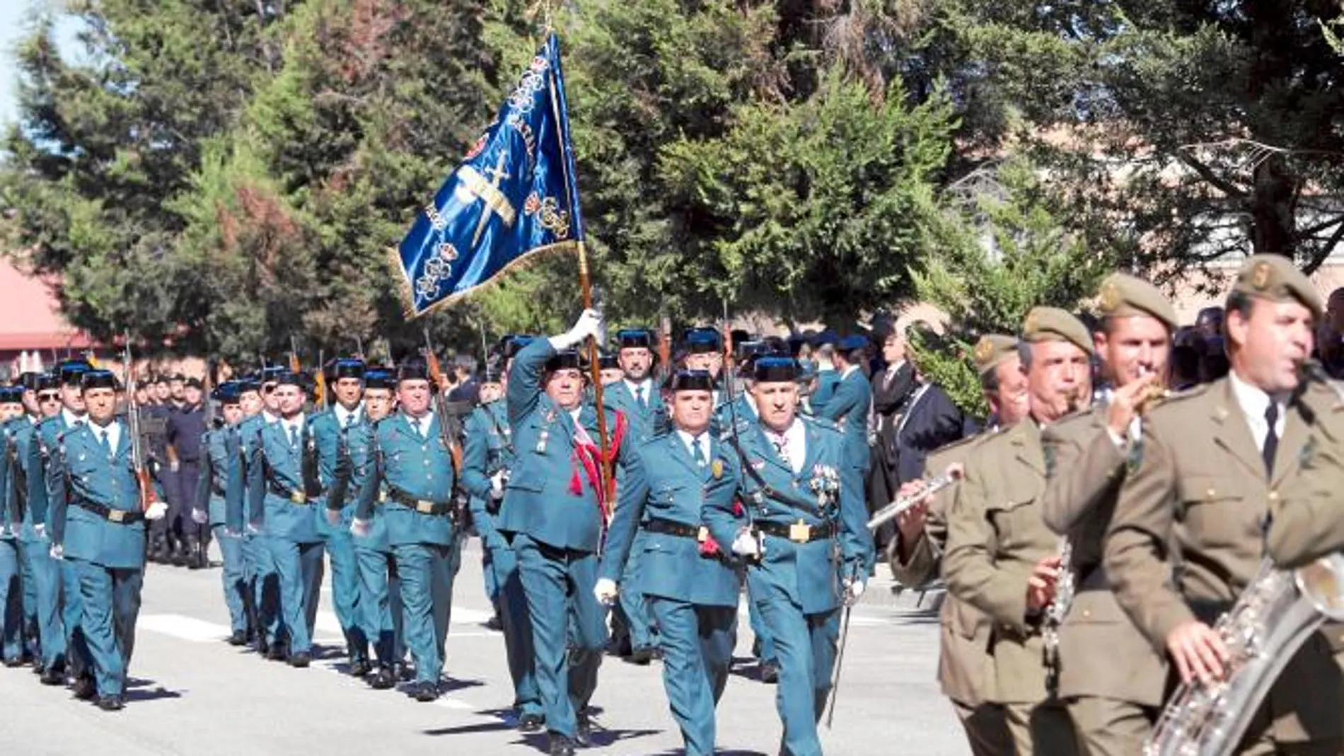 Desfile de agentes de la Guardia Civil