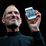 Steve Jobs, en una imagen de 2010, con un Iphone