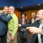 Carlos López Riesco recibe la felicitación el día que Ponferrada fue elegida para celebrar el Mundial de Ciclismo