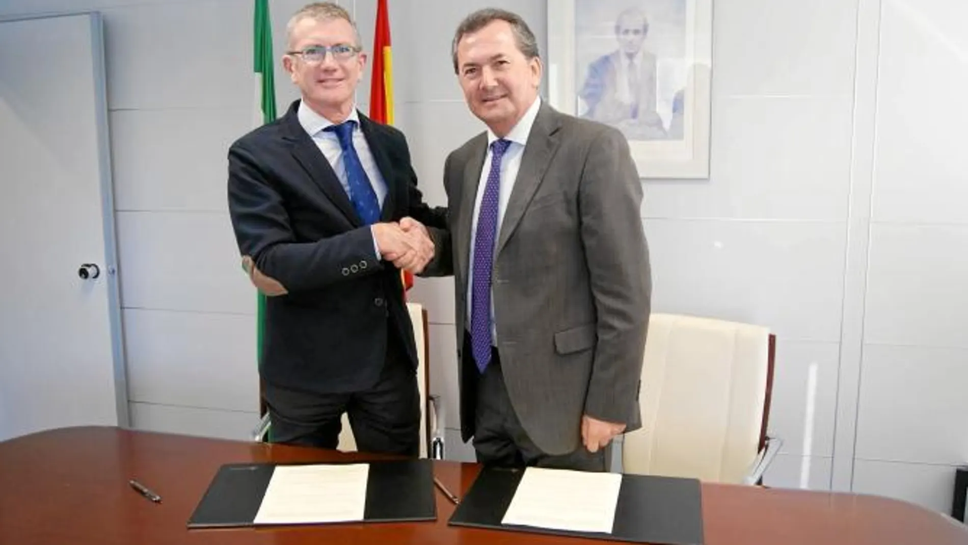 Eugenio Calabuig y Gonzalo Rodríguez, ayer tras la firma del convenio en Huelva
