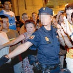 Carrión autorizó que la marcha «anti-Papa» del 17 de agosto pasara por la Puerta del Sol pese a los informes en contra de la Policía y la Abogacía del Estado