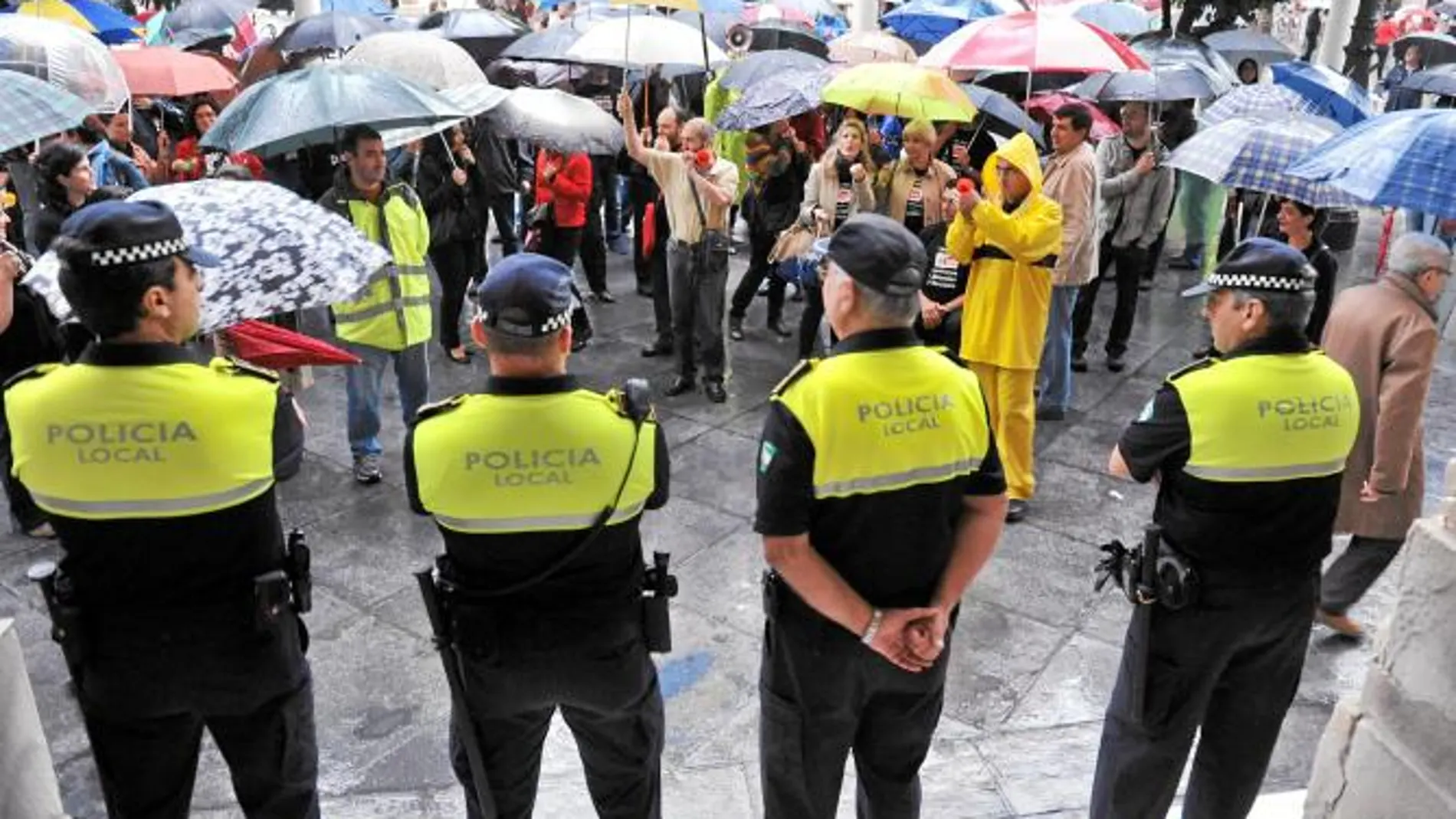la Policía Nacional preparó ayer un amplio dispositivo para proteger el Ayuntamiento