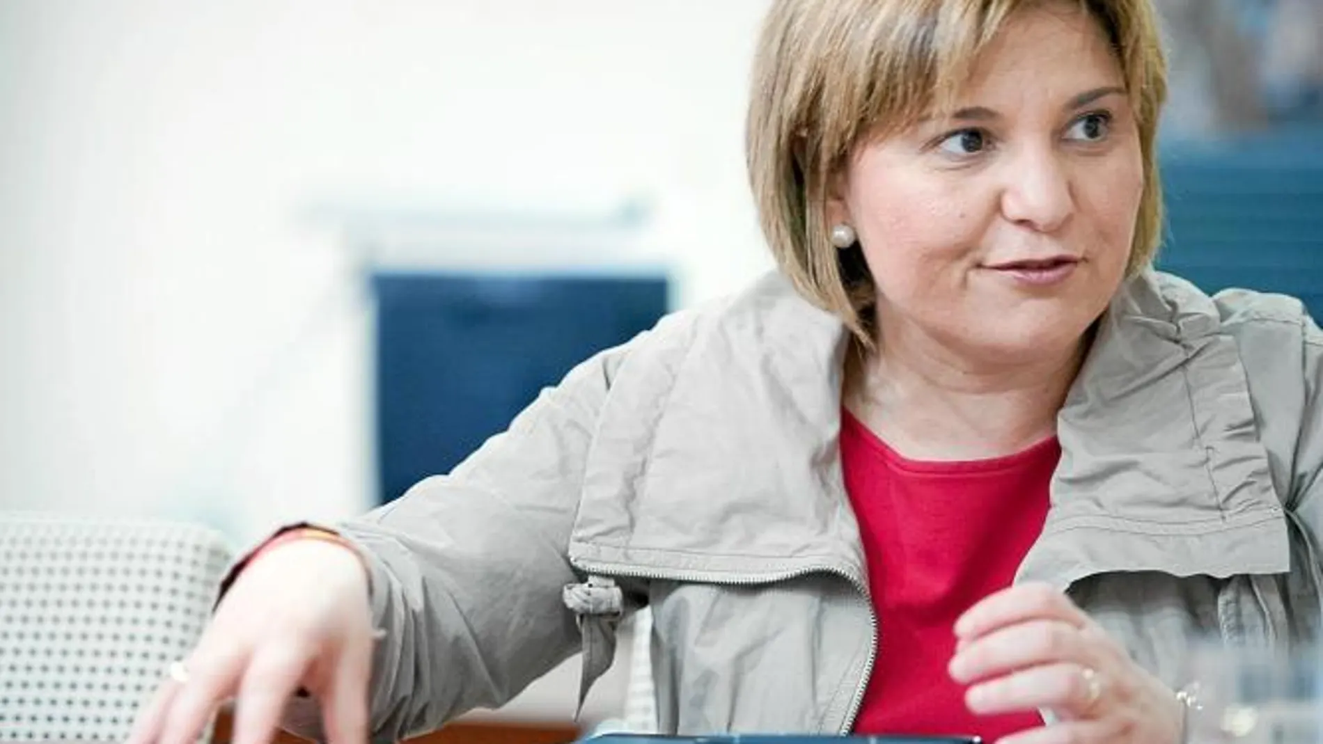 Isabel Bonig: «No podemos esperar 15 años al Corredor»