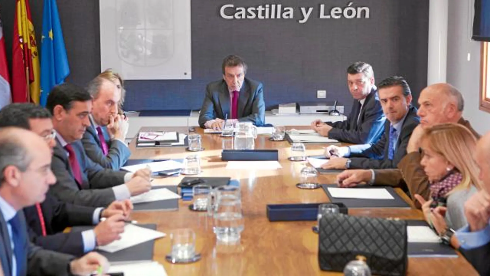 El consejero de la Presidencia y portavoz de la Junta de Castilla y León, José Antonio de Santiago-Juárez, con los presidentes de las nueve diputaciones provinciales