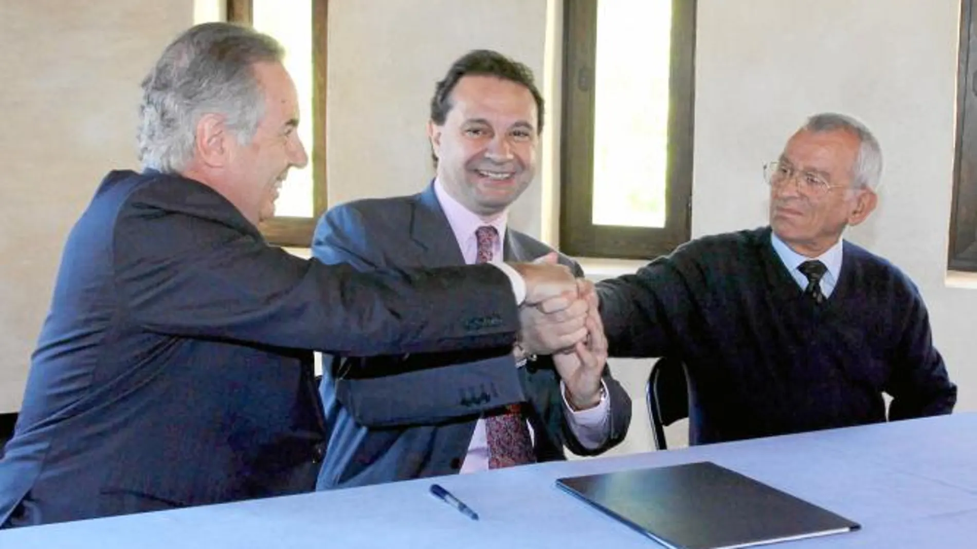 Pedro Arahuetes, Rafael Encinas y Francisco Peralta, suscriben el convenio para abrir el Museo del Títere en Segovia