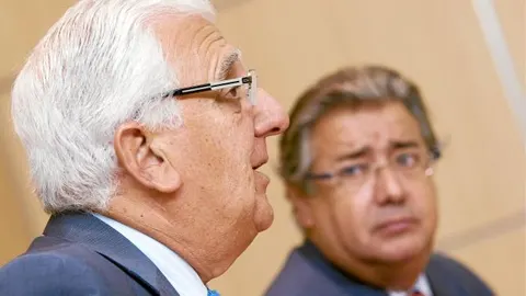 Zoido se entrevistó ayer con Santiago Herrero, presidente de los empresarios andaluces; ambos ven un error paralizar las obras del metro