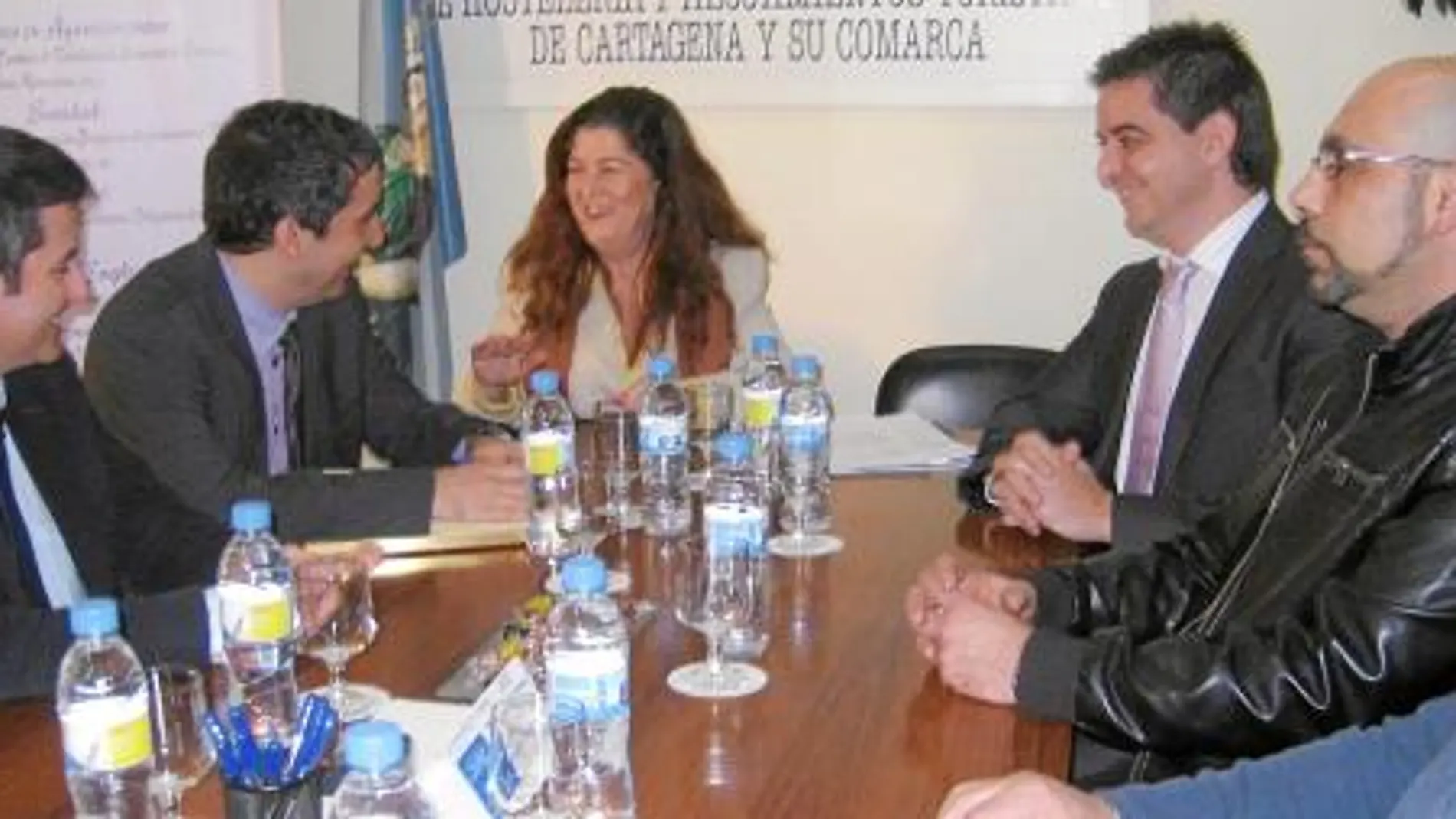 El consejero de Cultura y Turismo, Pedro Alberto Cruz (2i) y el director general de Turismo, Enrique Ujaldón (izquierda), con representantes de Hostecar