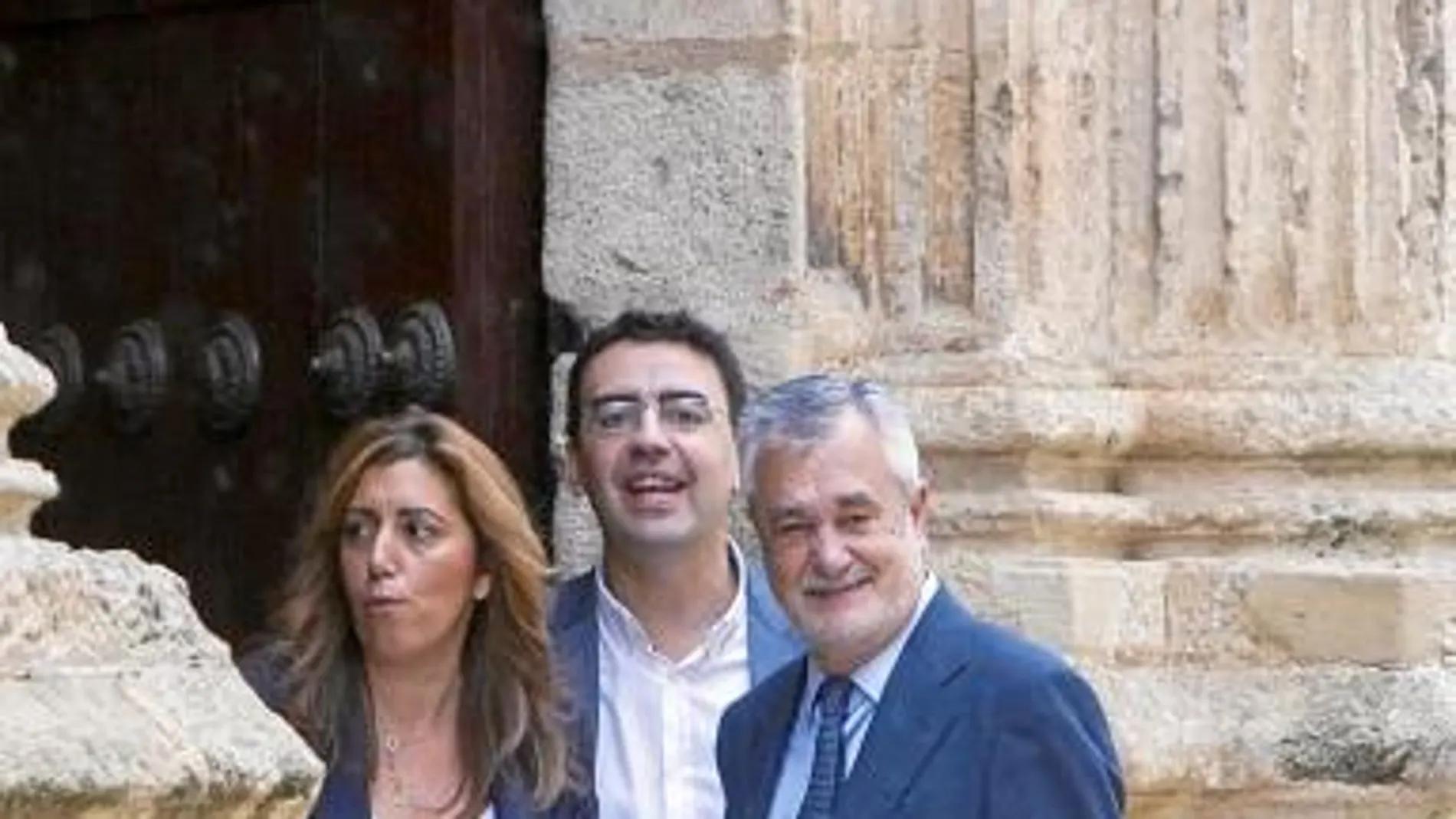 Griñán, con dos de sus más estrechos colaboradores, Susana Díaz y Mario Jiménez