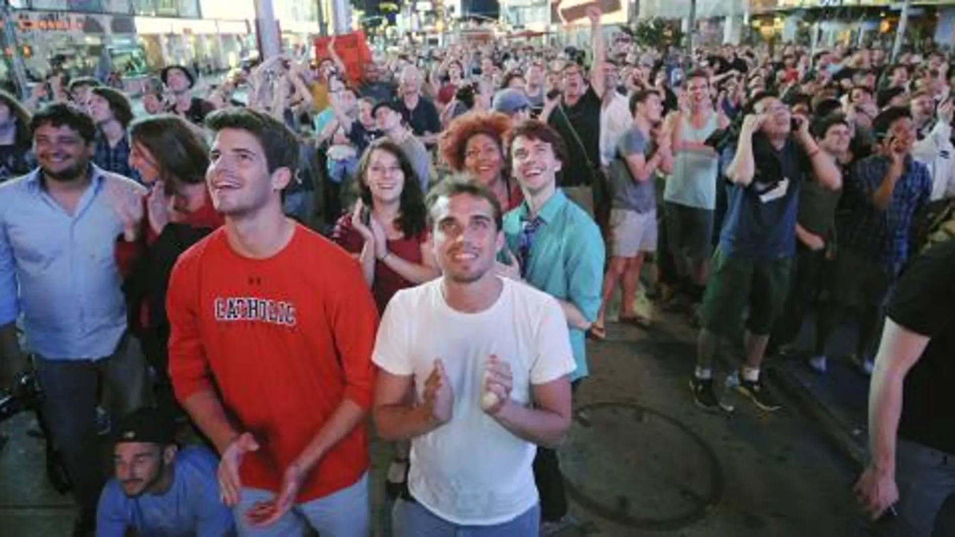 Cientos de personas vivieron en directo la llegada del Curiosity en Times Square de Nueva York