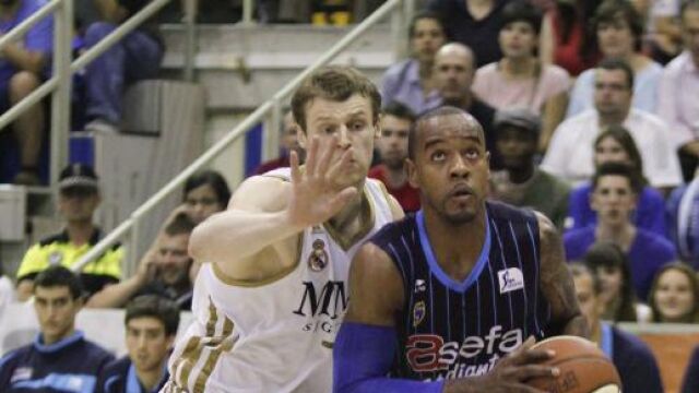 El escolta del Estudiantes Luis Flores supera al alero lituano del Real Madrid Martynas Pocius