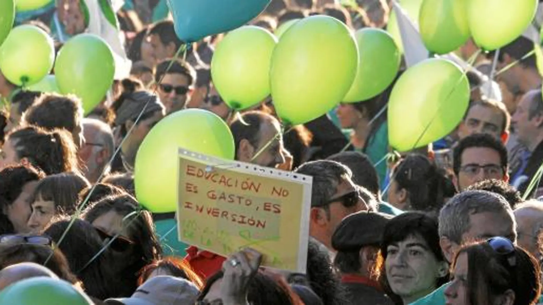 La sexta jornada de huelga terminó con una protesta frente a la Consejería de Educación