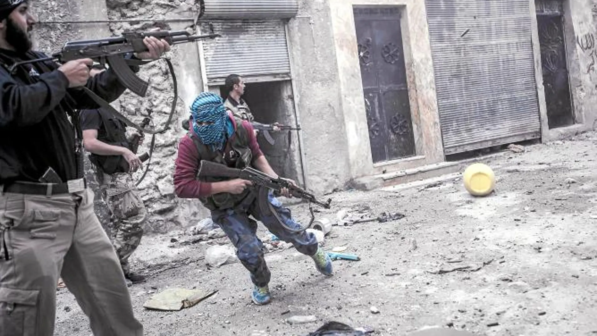Los rebeldes se cubren del fuego enemigo en uno de los principales barrios de Alepo