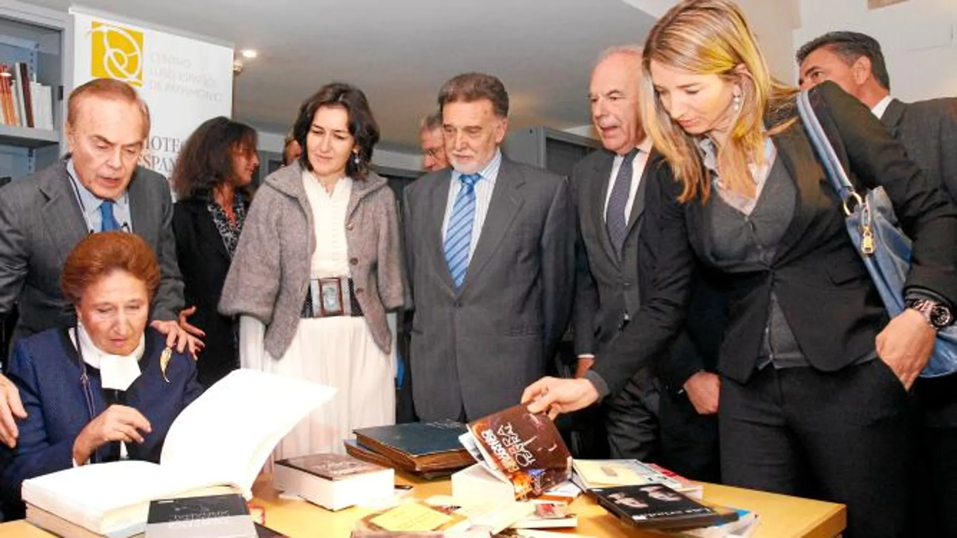 Los Duques de Soria, Benjumea, González-Sinde, Alicia García, Benjumea y Alejo, en la inauguración de la Biblioteca