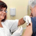 Una enfermera pone una inyección a un paciente en un centro de salud castellano y leonés