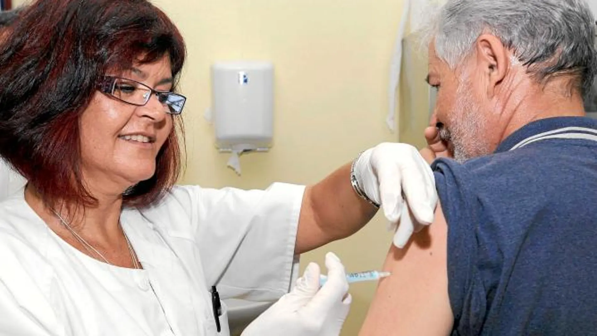 Una enfermera pone una inyección a un paciente en un centro de salud castellano y leonés