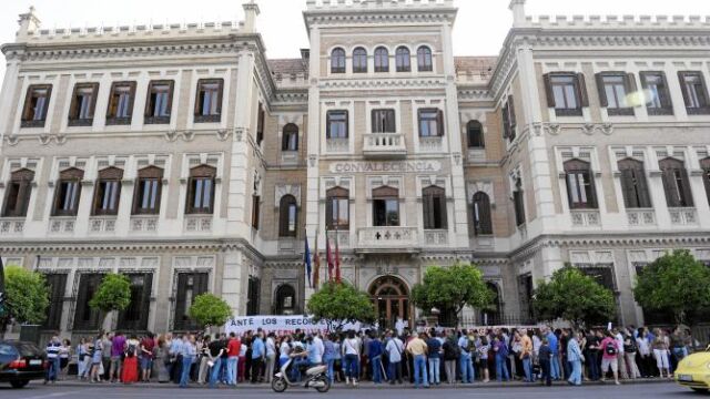 La UMU crea una comisión para estudiar los recortes