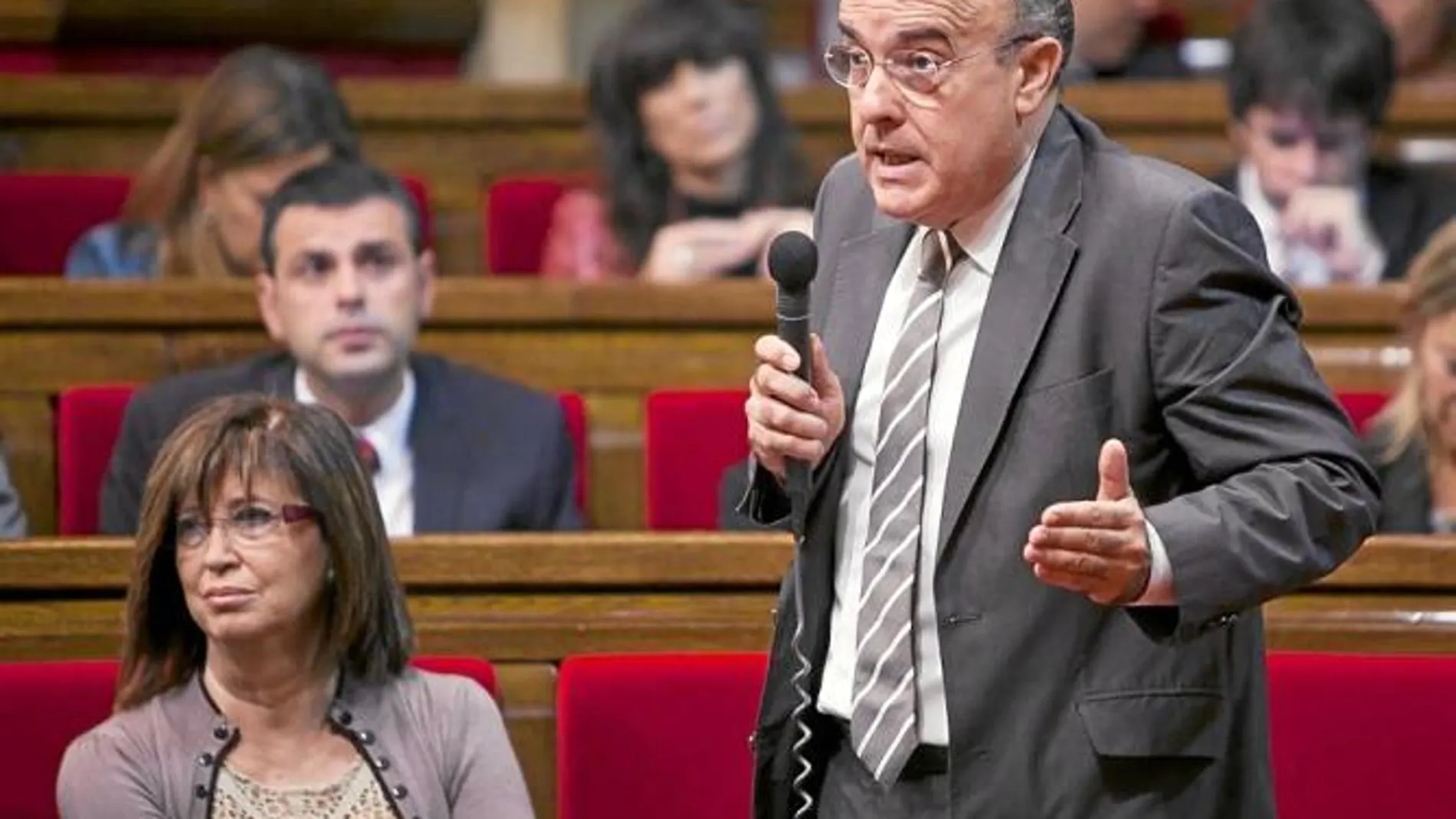 El conseller de Salud, Boi Ruiz, contestó ayer en el Parlament dos preguntas sobre los recortes sanitarios y el copago