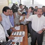 El sandinista Daniel Ortega muestra su dedo manchado de tinta tras votar ayer en Managua