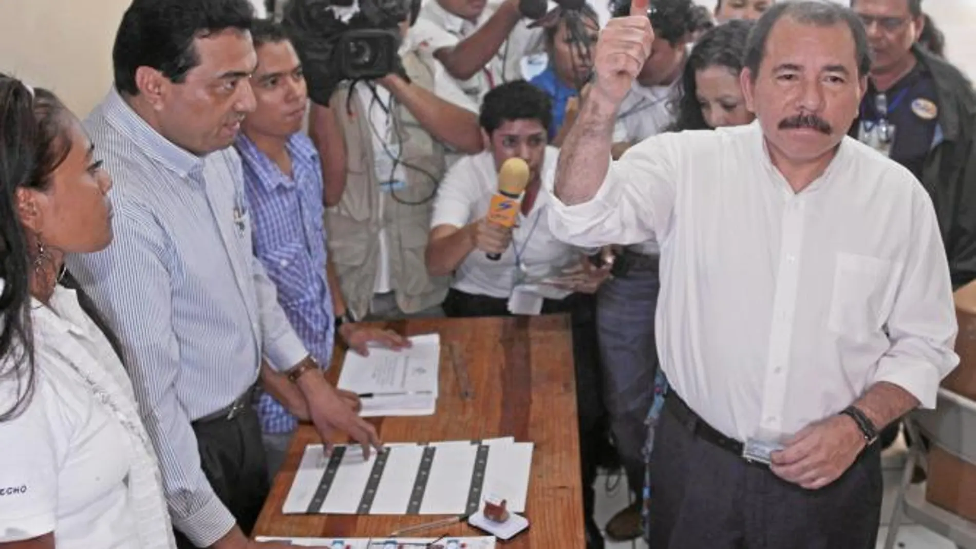 El sandinista Daniel Ortega muestra su dedo manchado de tinta tras votar ayer en Managua