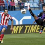 El defensa del Atlético de Madrid Juanfran Torres (i) presiona al centrocampista del Valladolid Álvaro Rubio
