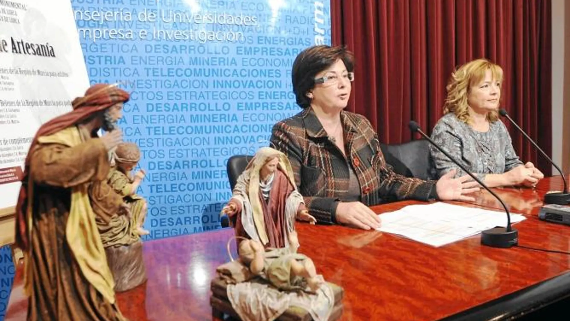 María Dolores Alarcón, junto a la artesana María del Carmen Cantos
