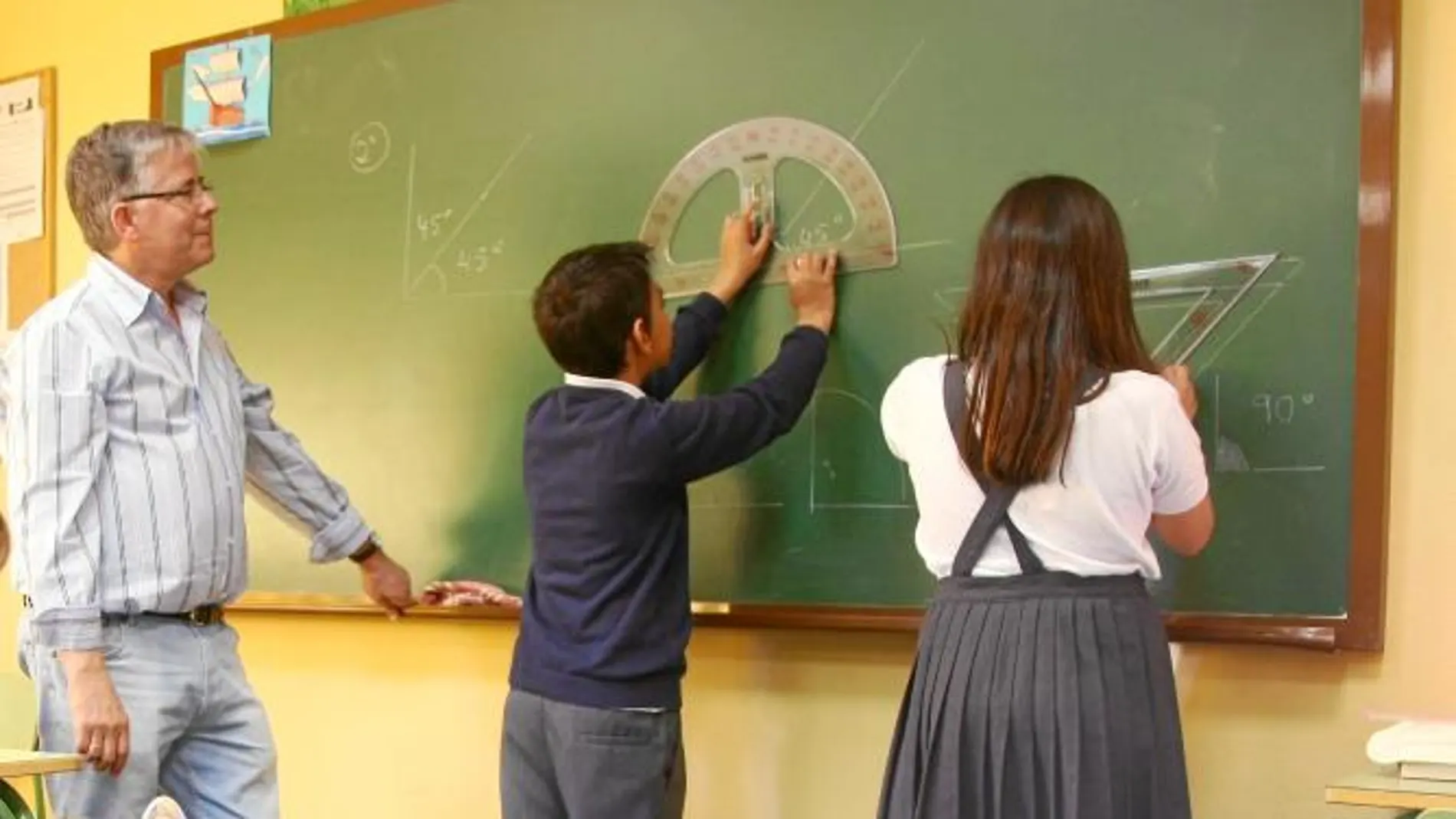 Educación asegura que se han aumentado los mecanismos de control del absentismo laboral
