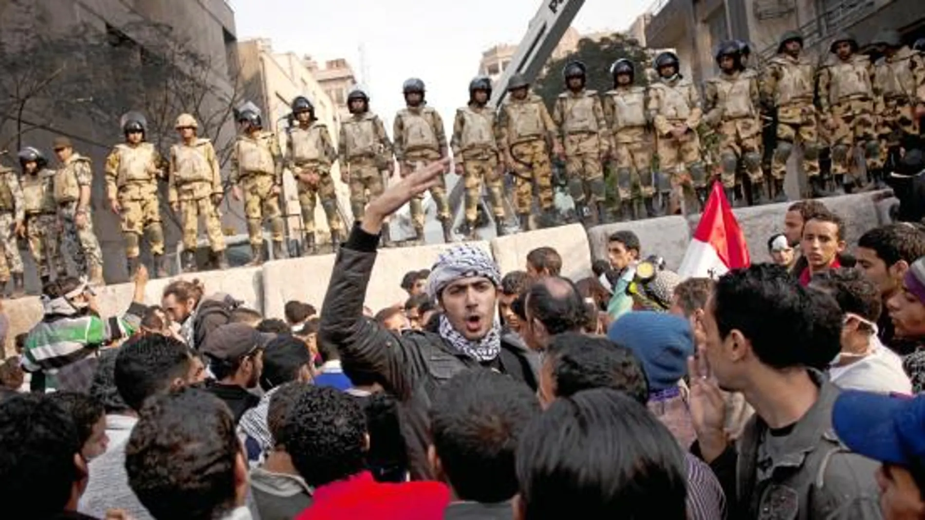 HORMIGÓN PREVENTIVO. Aunque ayer no se produjeron los sangrientos enfrentamientos de días anteriores, la tensión sigue en Tahrir