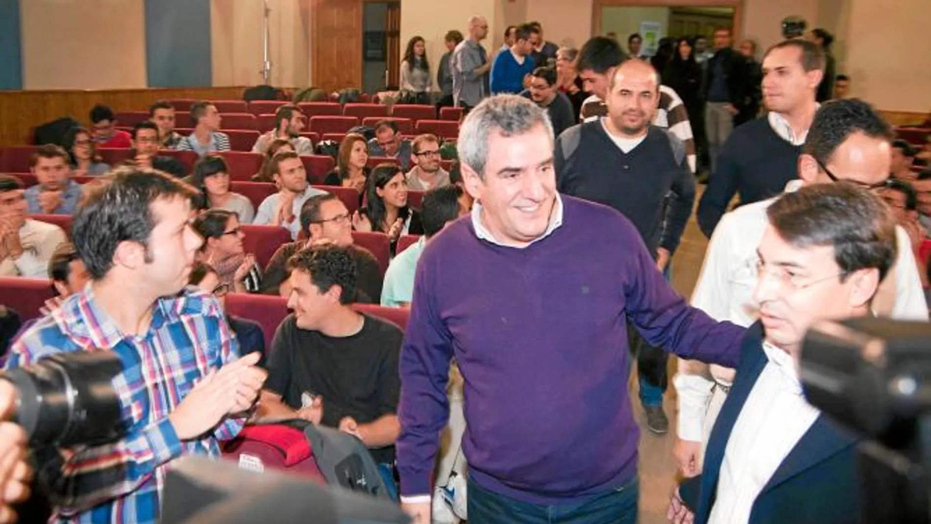 Julio Villarrubia, en la imagen junto al también socialista Fernando Pablos, antes de participar en la Escuela de Otoño que las Juventudes Socialistas en Castilla y León celebraron ayer en Salamanca