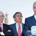 El presidente del PP andaluz, Javier Arenas, y Juan Ignacio Zoido presentaron ayer la candidatura de Cristóbal Montoro por Sevilla